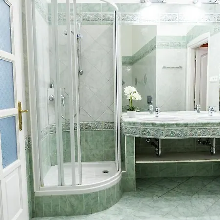 Luxury Downtown 3 Bedroom By Synagoge With Beautiful View 布达佩斯