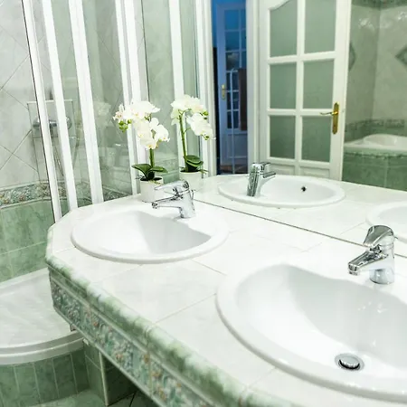 Luxury Downtown 3 Bedroom By Synagoge With Beautiful View *