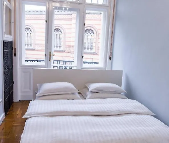 Luxury Downtown 3 Bedroom By Synagoge With Beautiful View * Budapešť
