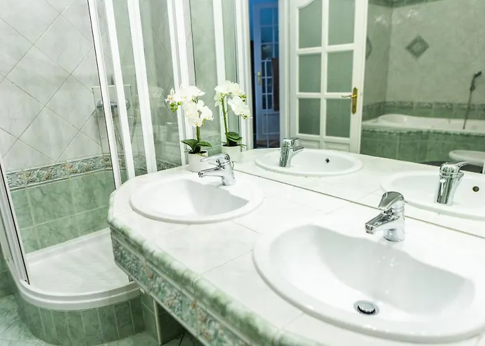 Luxury Downtown 3 Bedroom By Synagoge With Beautiful View *