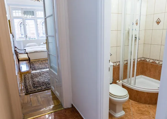 Luxury Downtown 3 Bedroom By Synagoge With Beautiful View * Budapešť