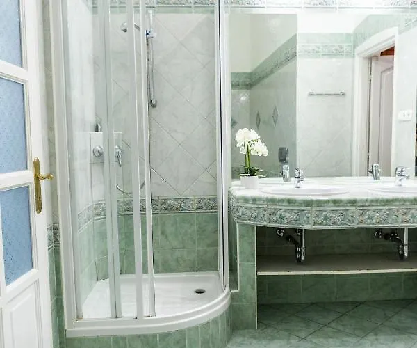 Luxury Downtown 3 Bedroom By Synagoge With Beautiful View Budapest