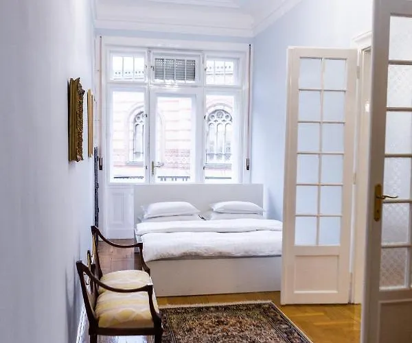 Luxury Downtown 3 Bedroom By Synagoge With Beautiful View * Budapešť
