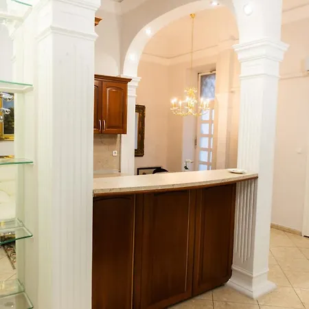 Luxury Downtown 3 Bedroom By Synagoge With Beautiful View 布达佩斯